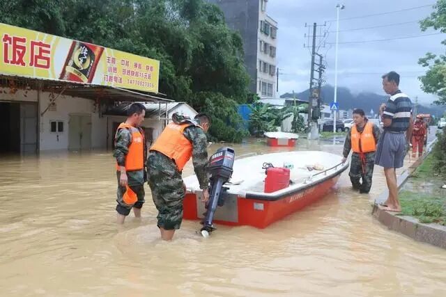 汕頭警備區(qū)組織民兵馳援潮州搶險救災(zāi)